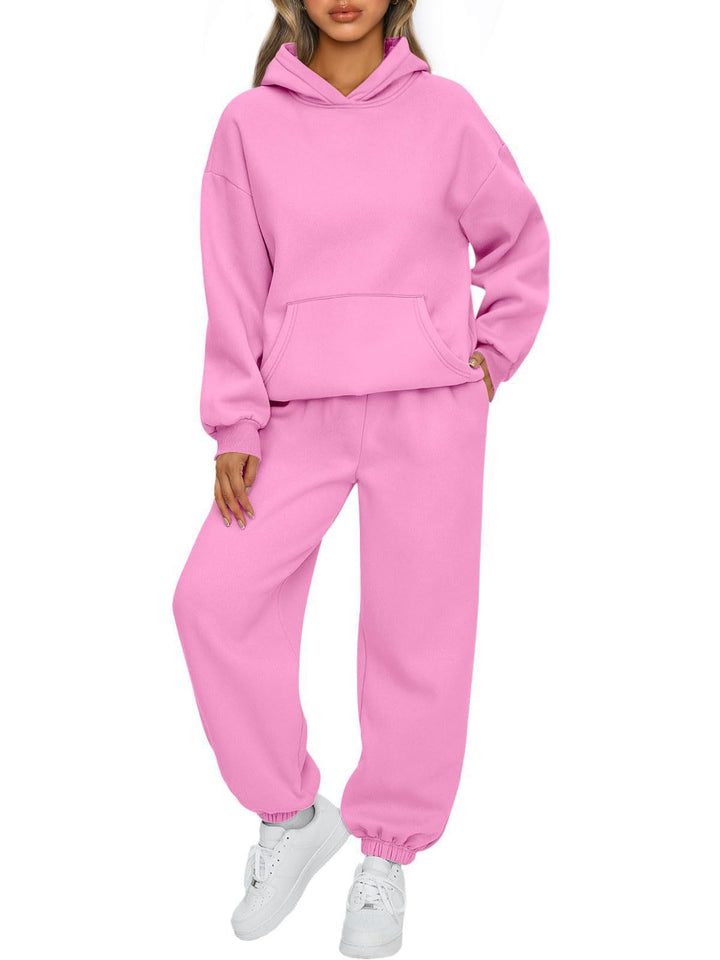 Kvinnors bekväma hoodie-set gjort av högkvalitativt sweatshirt-material med praktiska fickor Skjora