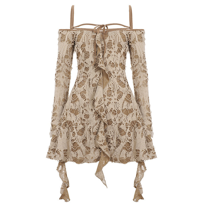 Dame spisset kjole med volangdetaljer og off-shoulder-design Skjora
