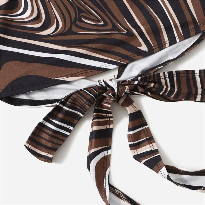 Damer trendy halterneck topp med elegant omslag-design og grafisk trykk Skjora