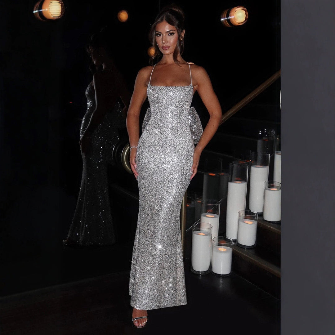 Kvinne Glamourøs Kveldsdrakt med Glitrende Pailletter og Elegant Utskåret Bak