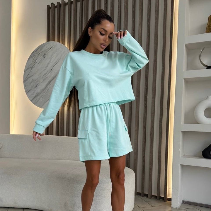 Kvinnes fritidstøy med oversized genser og shorts Skjora