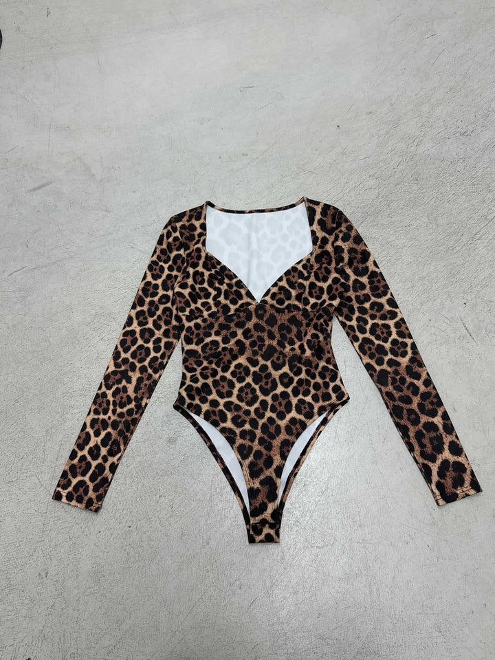 Dame jumpsuit med leopardmønster og dyp V-hals Skjora