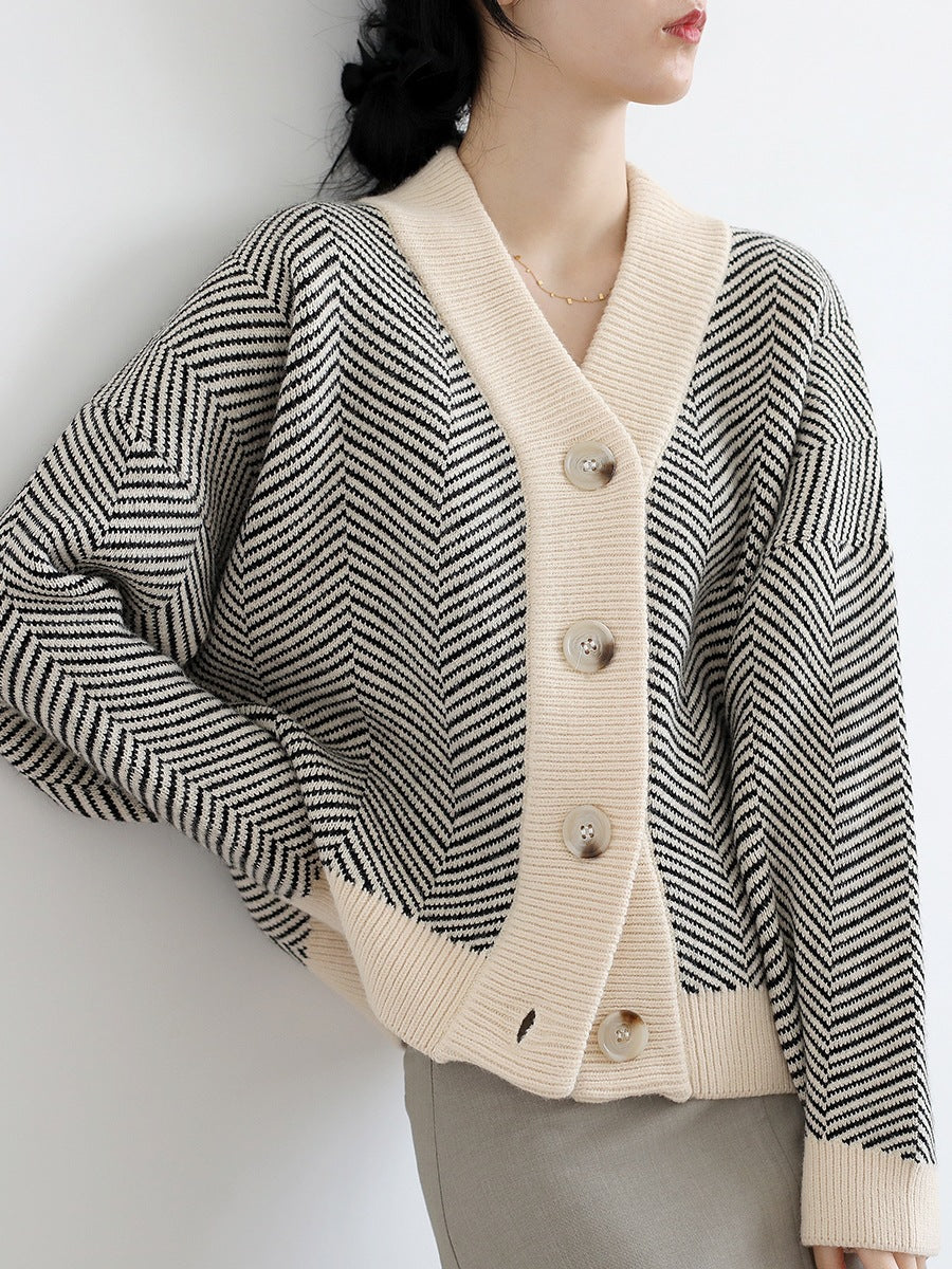 Damer moteriktig cardigan med sikksakkmønster og elegante knapper Skjora