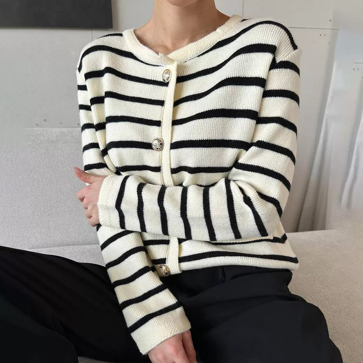 Kvinnens stripete cardigan med knappdetalj Skjora