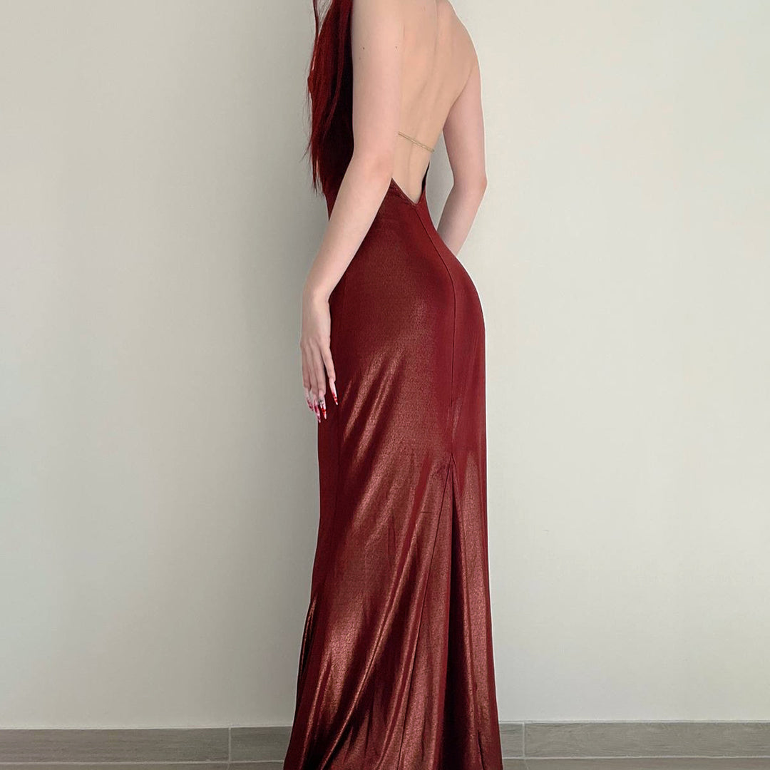 Dame aftenkjole med skimrende satin og elegant splitt Skjora