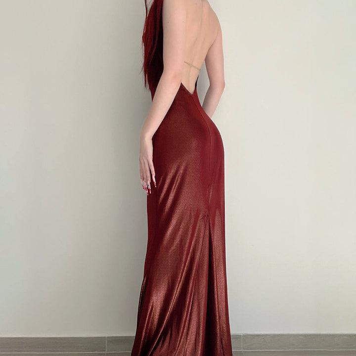 Dame aftenkjole med skimrende satin og elegant splitt Skjora