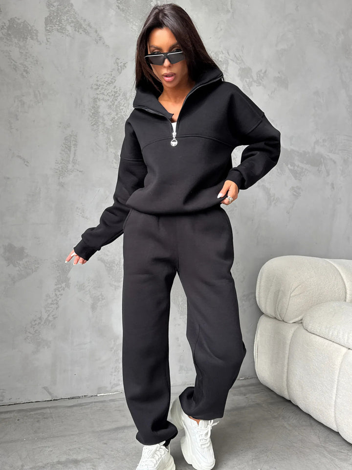 Damer sporty fleece joggedress med høy krage og praktiske glidelåsdetaljer Skjora