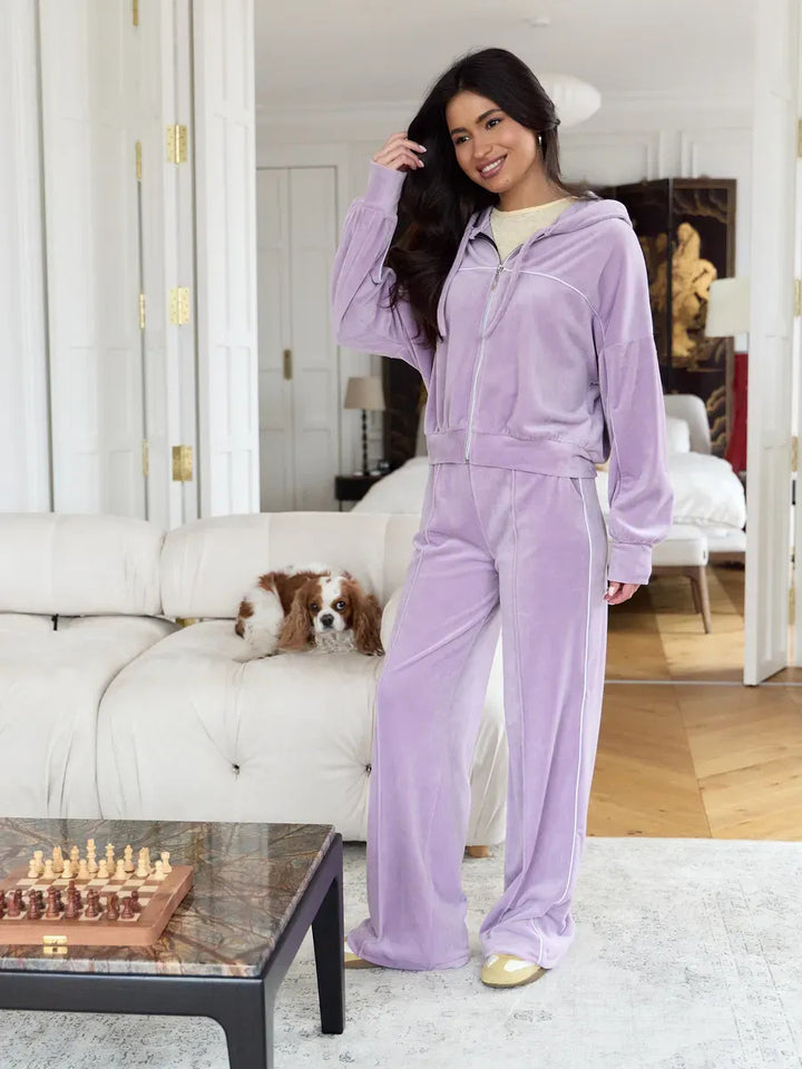 Kvinnelig sporty velour treningsdress med moderne hette og elastisk midjebånd Skjora