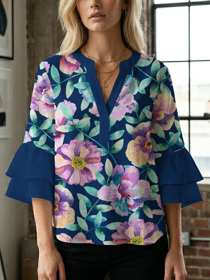 Damebluse med voluminøse ermer og blomsterdesign Skjora