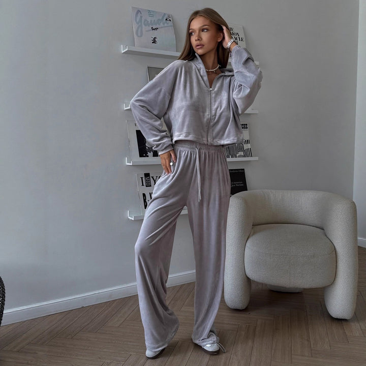 Kvinnelig sporty velour loungewear-sett med glidelås og hette Skjora