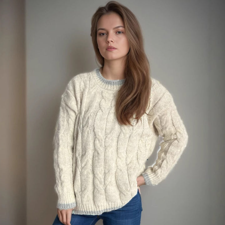 Damer chunky strikkegenser med kabeldesign og generøs fall Skjora