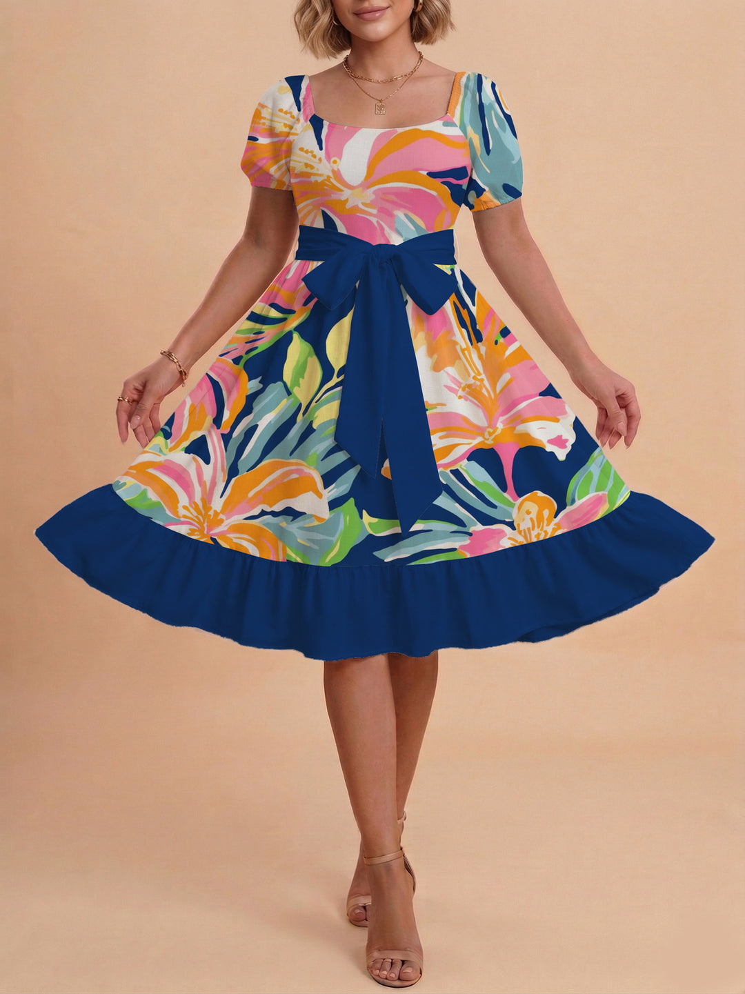 Damen modernes Blumenkleid mit elegantem Taillengürtel und asymmetrischem Saum Skjora