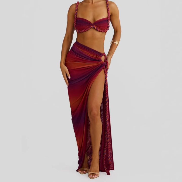 Kvinnes bikini sett med elegant omslagstoff og kunstneriske snøre detaljer Skjora