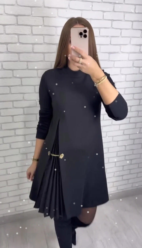 Damekjole med elegant plisseringsdesign og dekorativ belte Skjora
