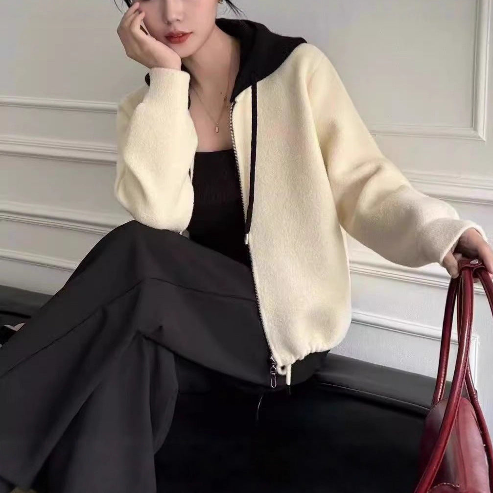 Kvinnes fashionable quiltet jakke med hette og dobbel glidelås Skjora