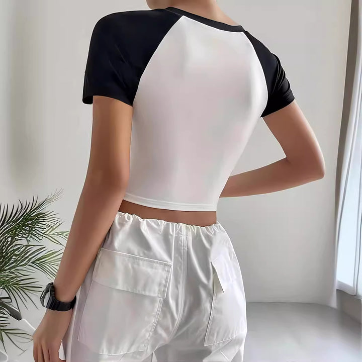 Dame Cropped T-skjorte med iøynefallende trykkdesign Skjora