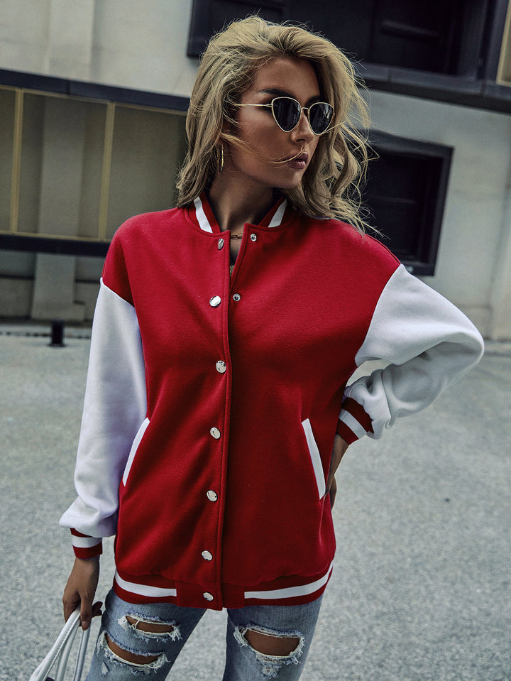 Dame baseballjakke med kontrasterende ermer og trykknappåpning Skjora
