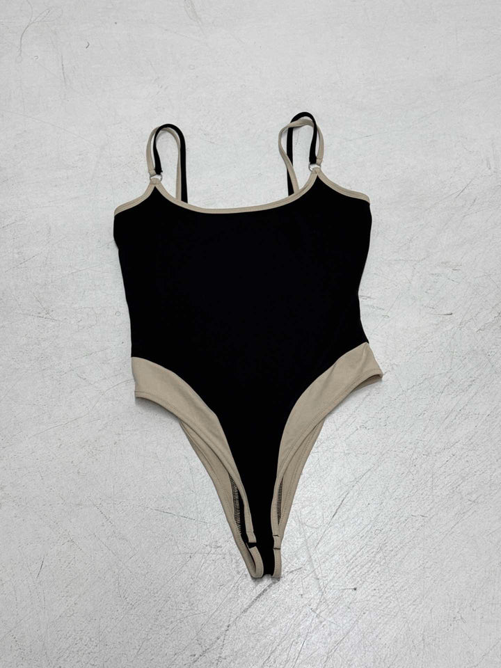 Kvinne en-dels badedrakt med raffinert design og justerbare stropper Skjora