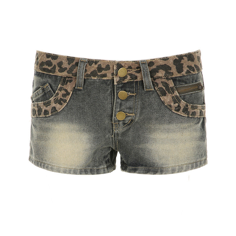 Dame shorts i moderne leopardmønster med dekorative knappdetaljer Skjora