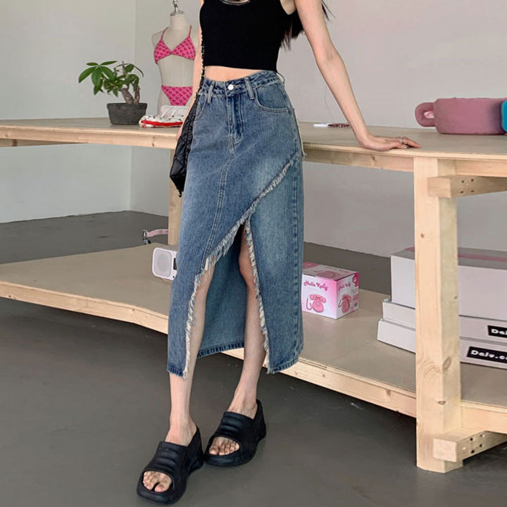 Kvinnelig denim midi skjørt med asymmetrisk kant Skjora