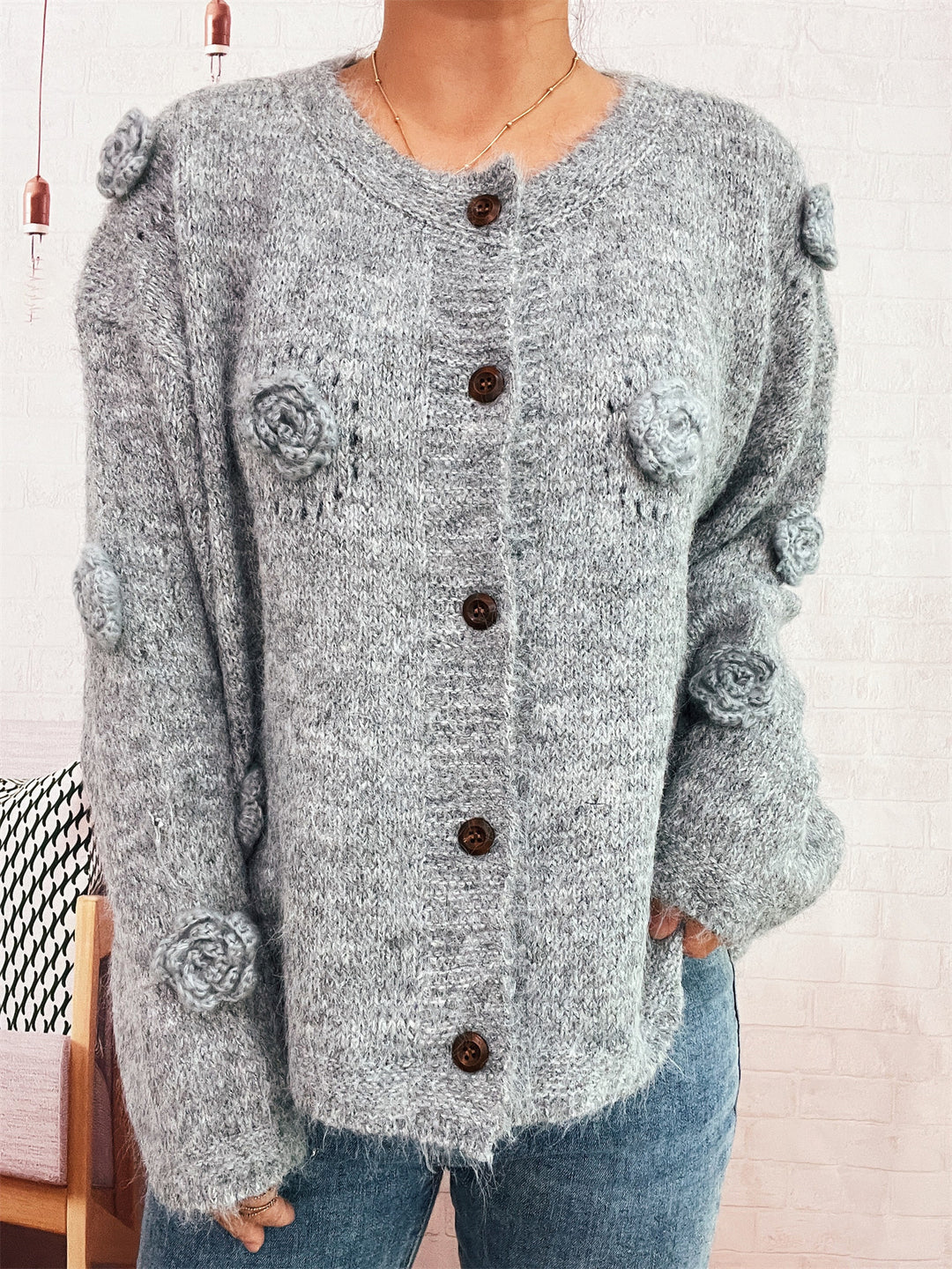 Kvinnenes koselige cardigan med blomsterapplikasjoner og knappelukking Skjora