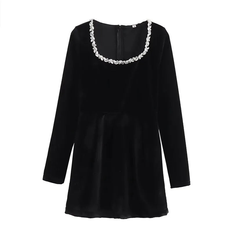 Kvinne Elegant Fløyelskjole med Funklende Utringning Skjora