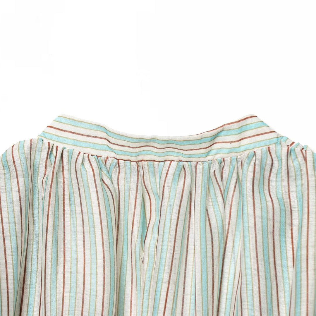 Damebluse med dyp V-hals og elegante volanger detaljer Skjora