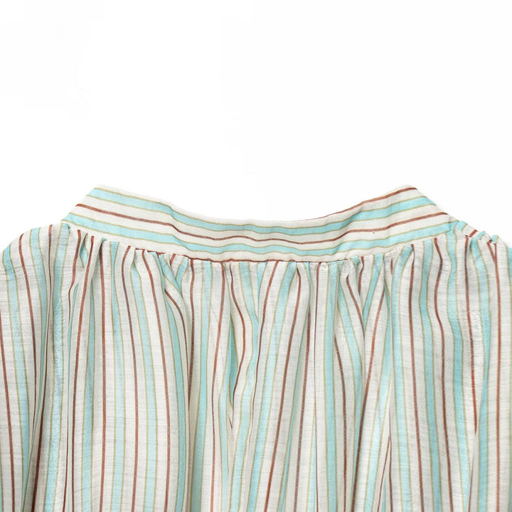 Damebluse med dyp V-hals og elegante volanger detaljer Skjora