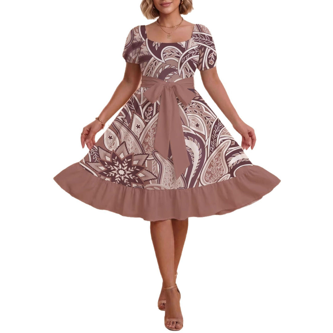 Damen modernes Blumenkleid mit elegantem Taillengürtel und asymmetrischem Saum Skjora