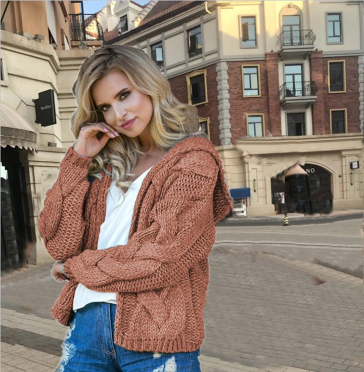 Dame chunky strikkegenser med hette og asymmetrisk design Skjora