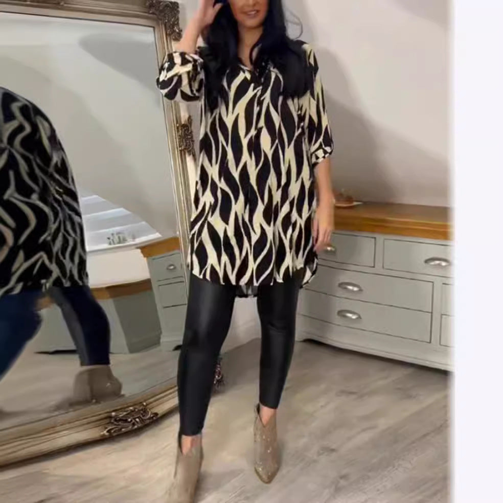 Dame blusekjole med moderne grafisk design og asymmetrisk kant Skjora