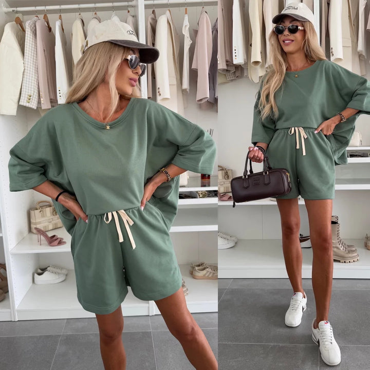 Dame avslappet sett bestående av oversized t-skjorte og shorts med justerbar midje snor Skjora