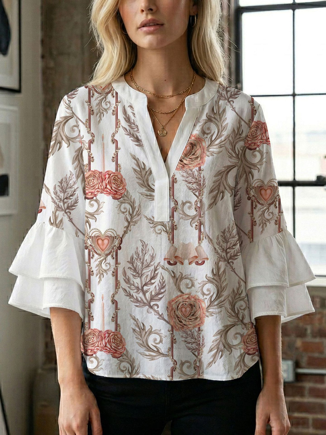 Damebluse med vakker blomstermønster Skjora