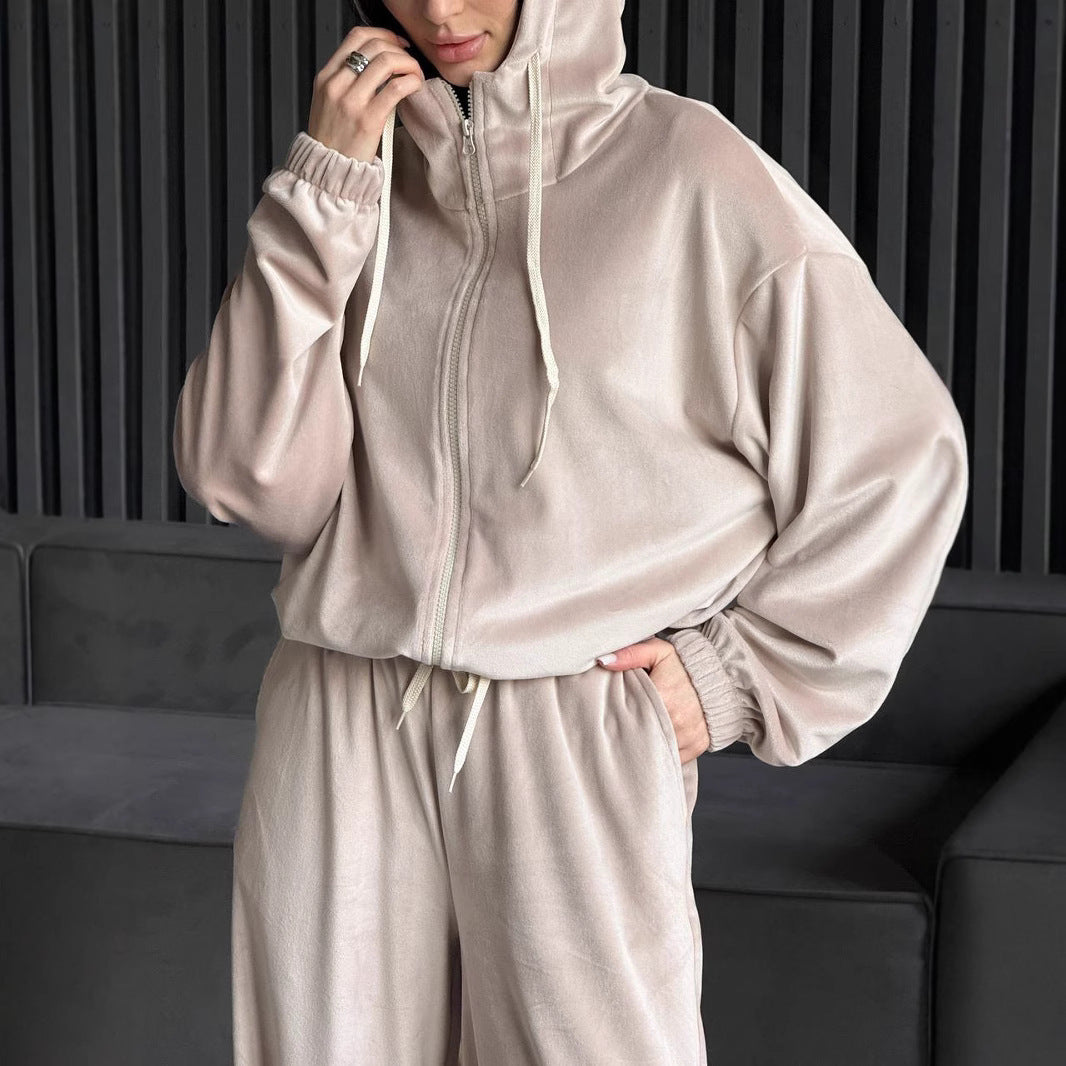 Kvinnelig fleece treningsdrakt med praktiske lommer og avslappet snitt