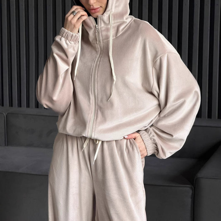 Kvinnelig fleece treningsdrakt med praktiske lommer og avslappet snitt