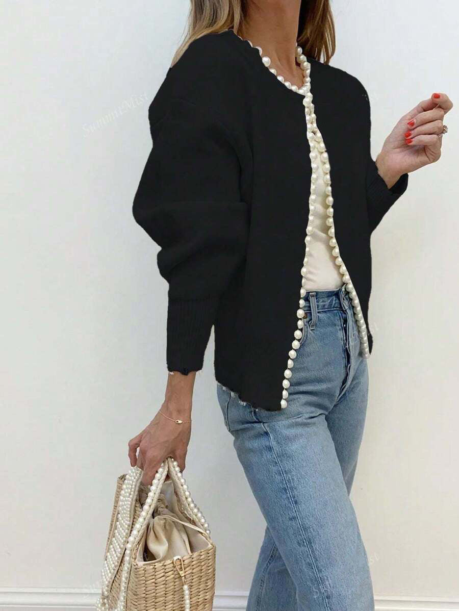 Kvinnes elegant cardigan med perle-dekorert knapdetailjer og moderne snitt Skjora