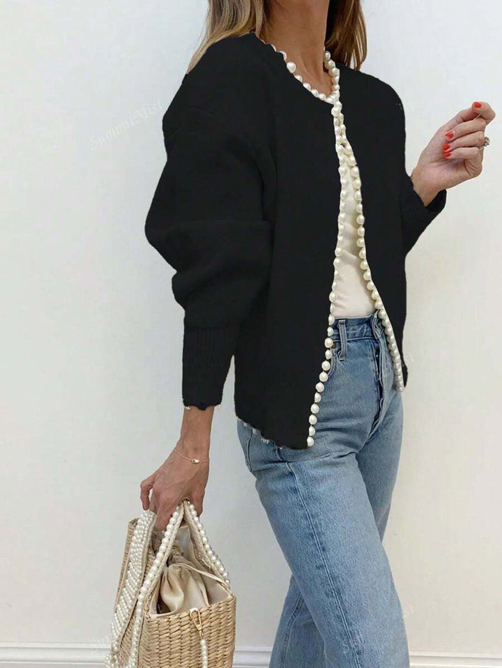 Kvinnes elegant cardigan med perle-dekorert knapdetailjer og moderne snitt Skjora