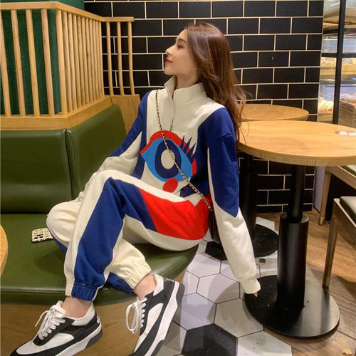 Kvinnelig sporty dress med høy krage og moderne grafisk design Skjora