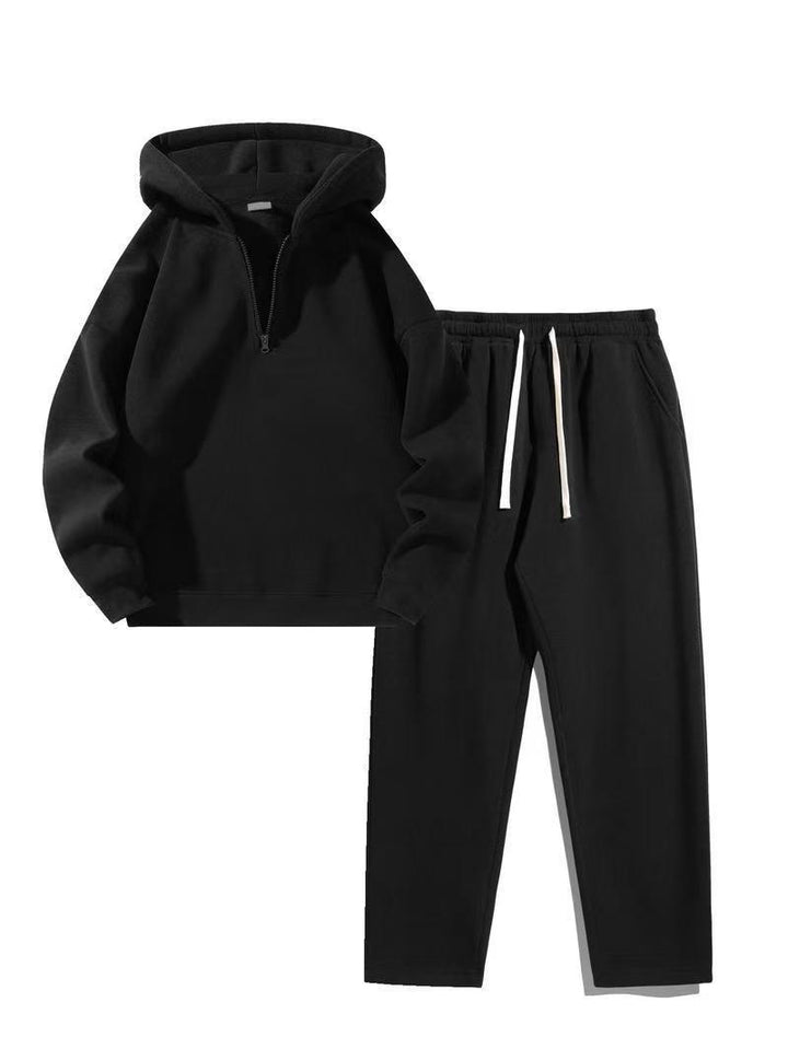 Kvinnens sporty hettegenser sett med praktisk zip jakke og komfortable joggebukser Skjora