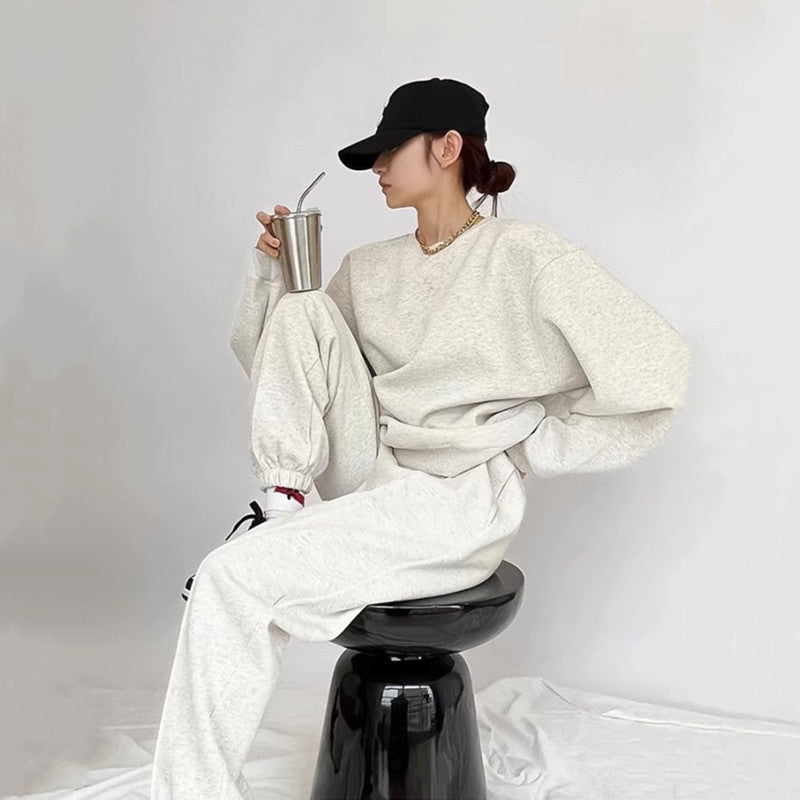 Kvinnens komfortable oversized genser og joggebukse sett med elastisk midje og sidelommer Skjora
