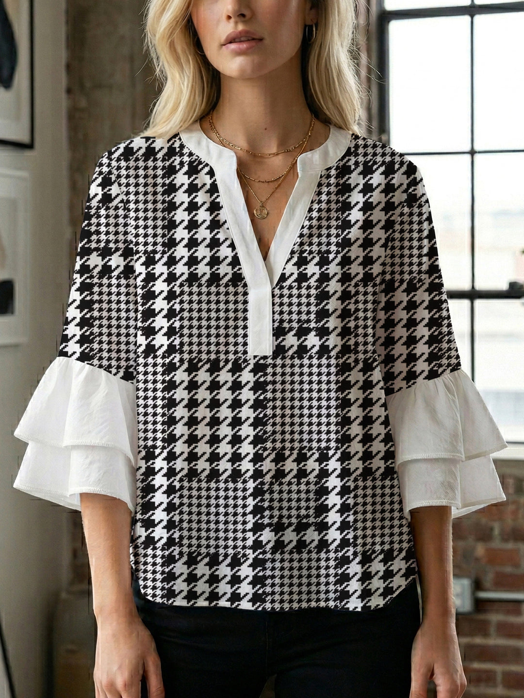 Dame bluse med voluminøse rysjermer og moderne motiv Skjora