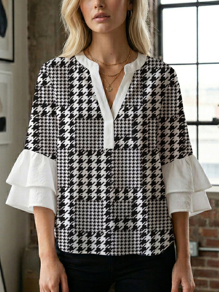 Dame bluse med voluminøse rysjermer og moderne motiv Skjora