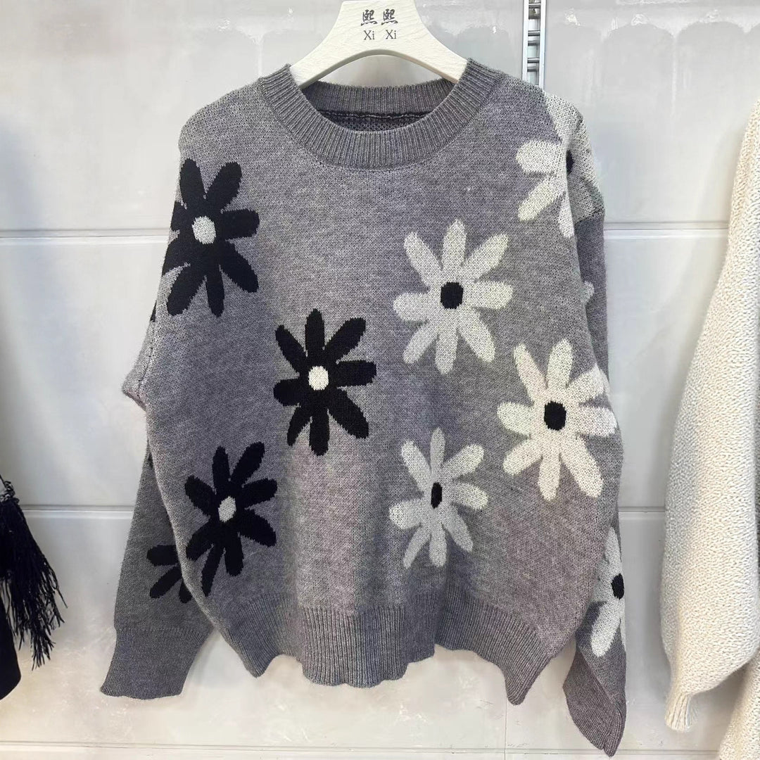 Kvinnes strikket genser med blomsterdesign og avslappet passform Skjora