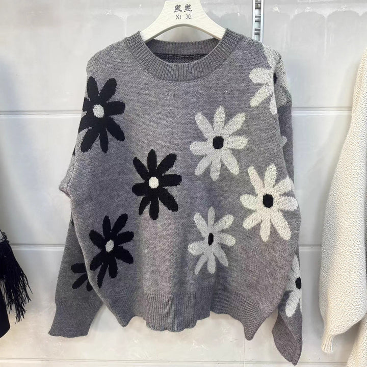 Kvinnes strikket genser med blomsterdesign og avslappet passform Skjora