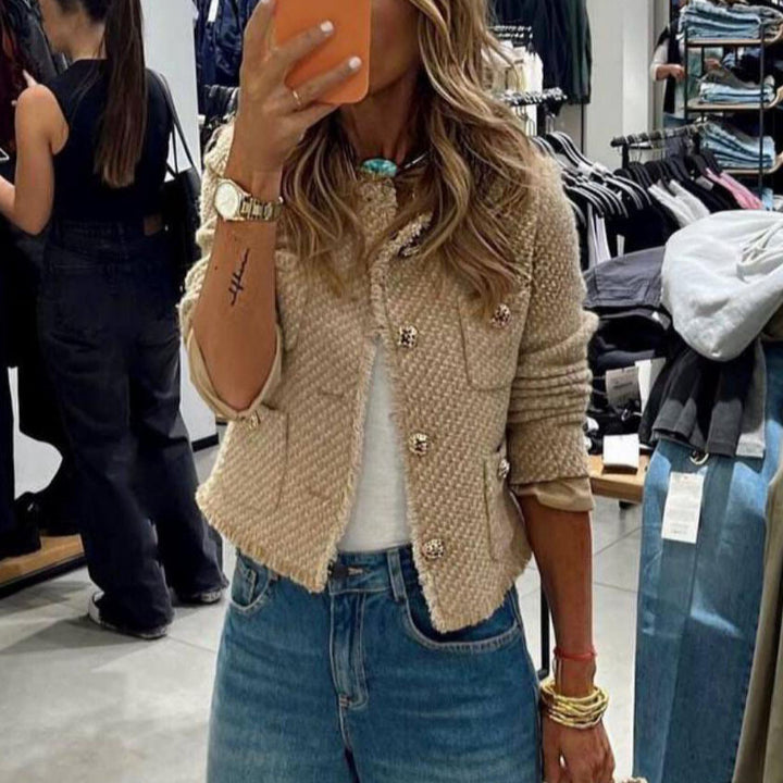 Dame Boucle Jakke i et elegant design med gullknapper Skjora