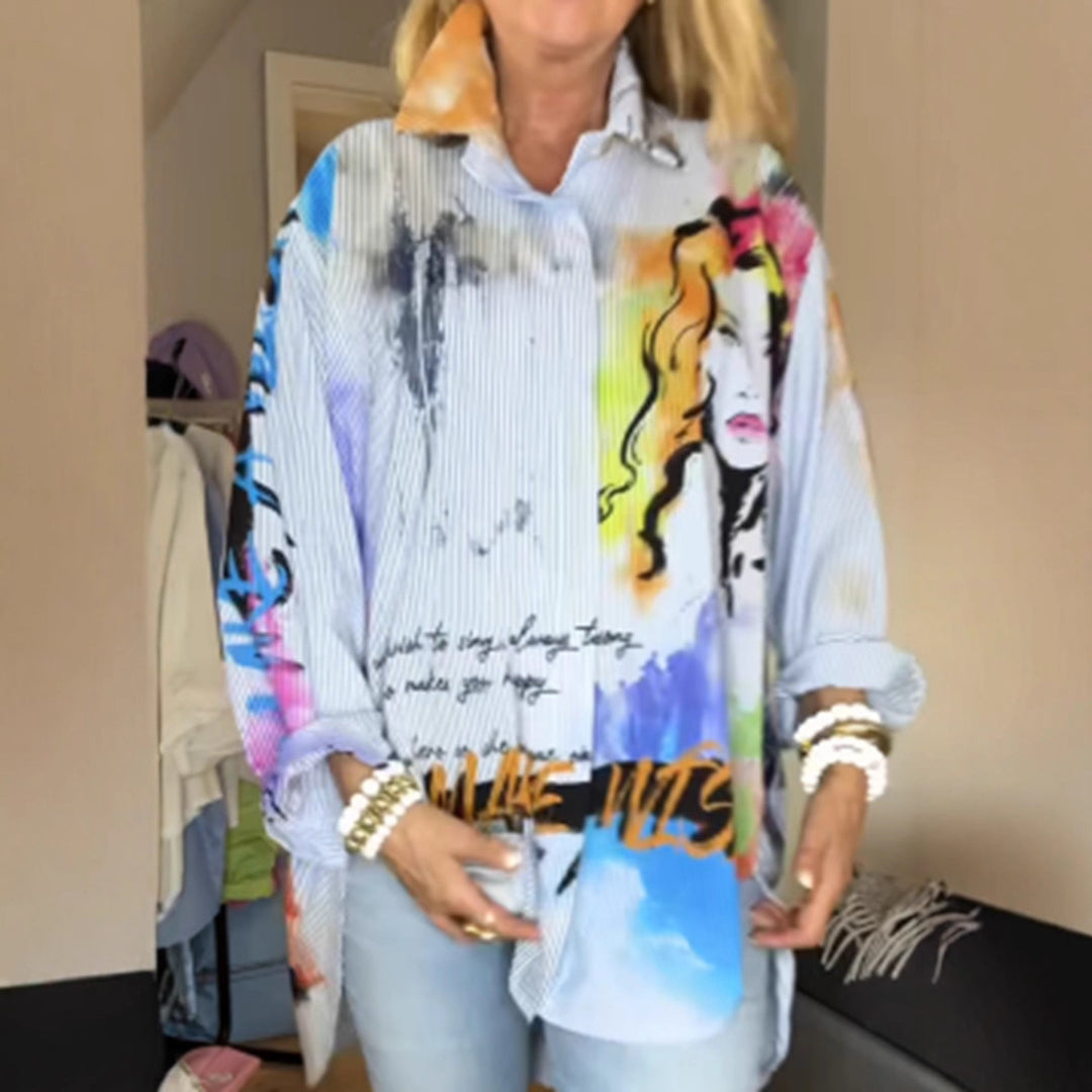Kvinnes artistisk designet oversized bluse med unikt grafisk design Skjora
