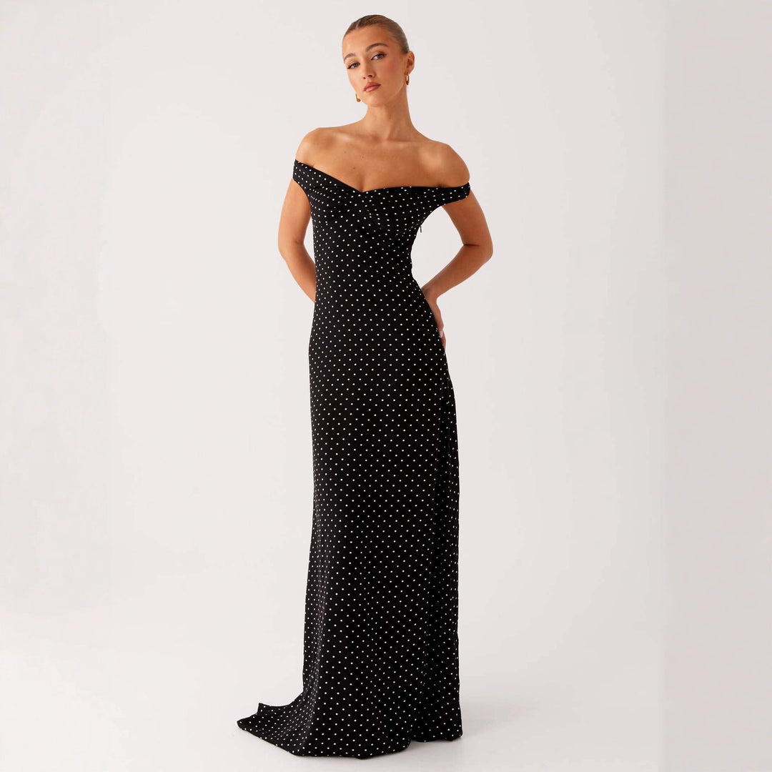 Dame kveldsdrakt med off-shoulder-design og elegant prikkemønster Skjora