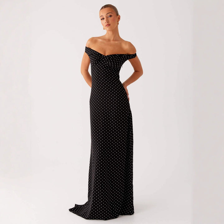 Dame kveldsdrakt med off-shoulder-design og elegant prikkemønster Skjora