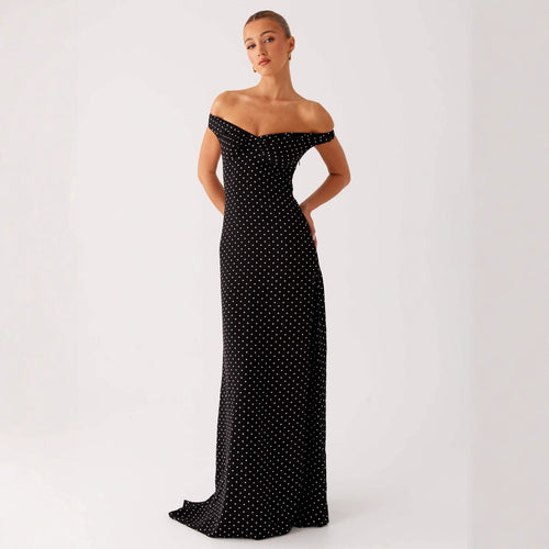 Dame kveldsdrakt med off-shoulder-design og elegant prikkemønster Skjora