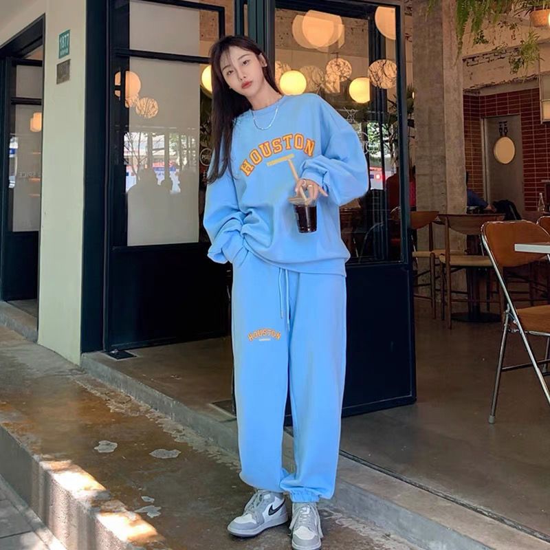 Kvinnens komfortable oversized sweatshirt-bukse kombinasjon Skjora